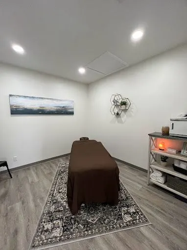 Dr. Tillman consulting with a patient at Roots Chiropractic in Alma, GA